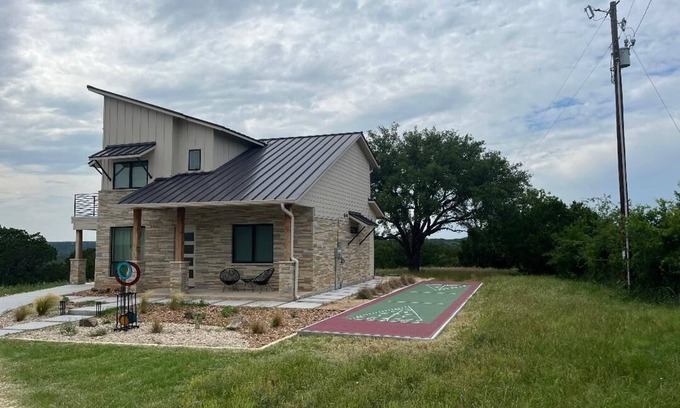 Glen Rose House | Modern house only minutes away from Fossil Rim Wildlife Center & Dinosaur Park.n