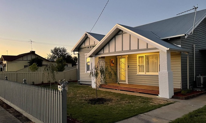 Horsham House | Modern house sleeps 6