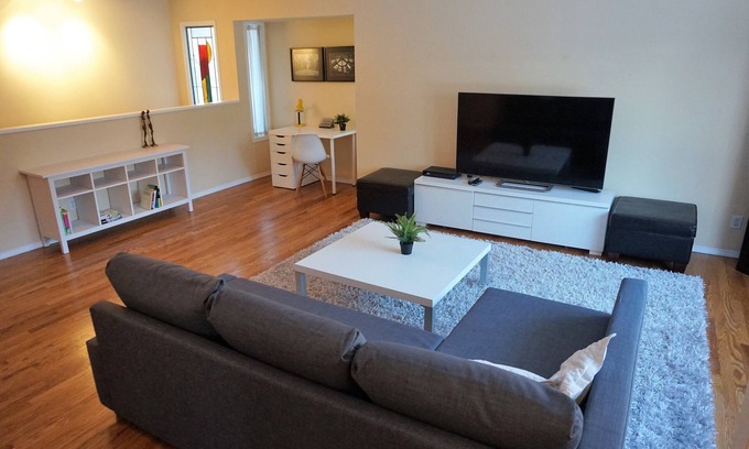 Northwest Calgary House | ⭐Modern House⭐Steps to FMC & Bow River⭐Mins to DT