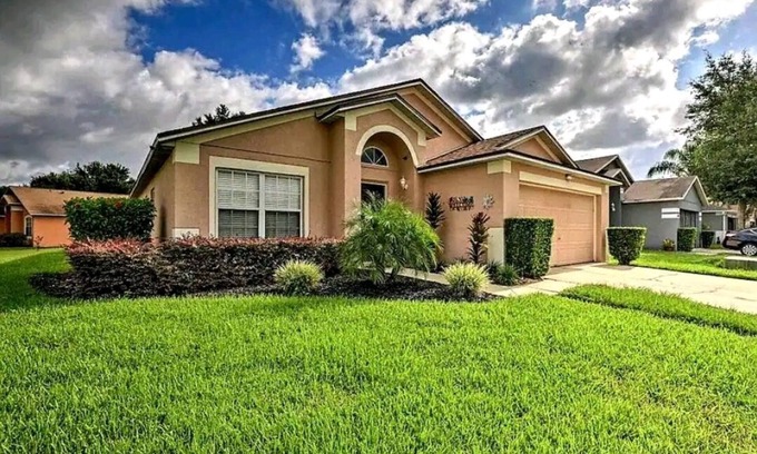 Clear Creek House | Modern House w/FREE 1st Morning Breakfast & unlimited Heated Pool !