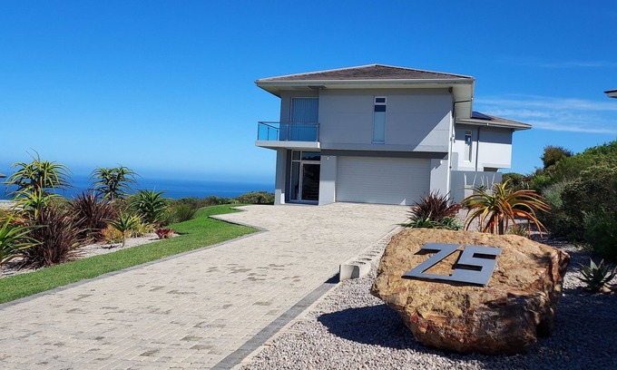 Pinnacle Point House | Modern house with a breath-taking 180 degree panoramic view of the Indian Ocean.
