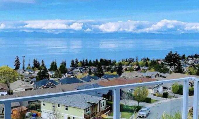 Regional District of Nanaimo House | Modern house with abundant ocean view