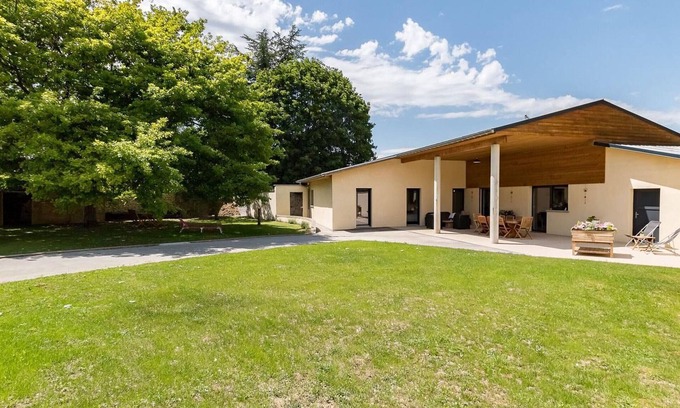 Gy Cottage | Modern house with enclosed garden, 4 bedrooms, near Gy Castle