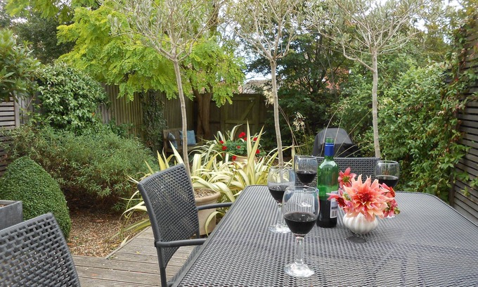 Epsom House | Modern house with sunny garden, close to train station, 30 mins Central London