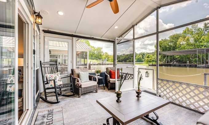 Bainbridge Cottage | Modern Houseboat on Flint River w/Dock!