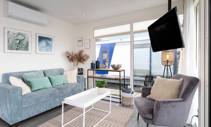 Maasbommel Boat Rental | Modern houseboat with air conditioning in port