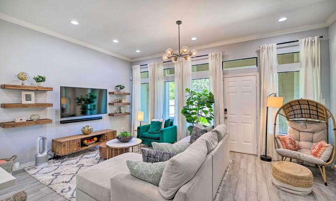 Northside House | Modern Houston Townhome - 3 Mi to Downtown!