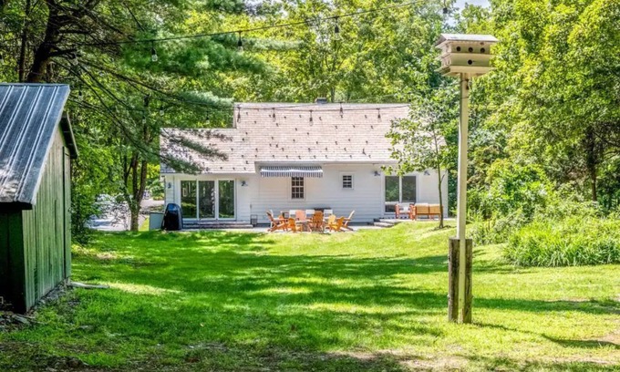 Hyde Park Cottage | Modern Hudson Valley Creekside Retreat + Hot Tub!