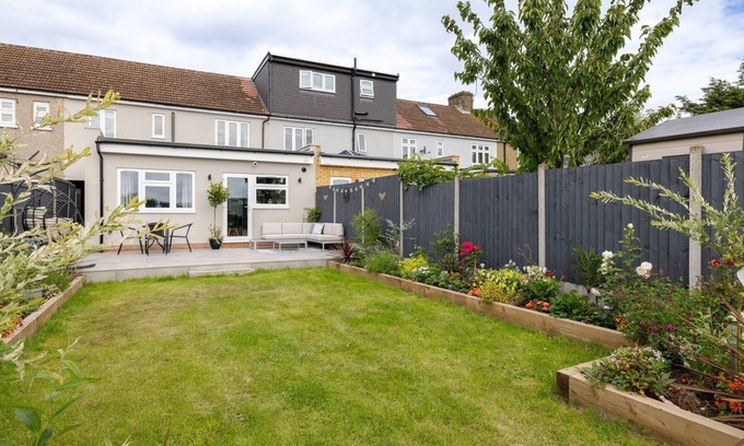 Mayfield Apartment | Modern Ilford home with private garden