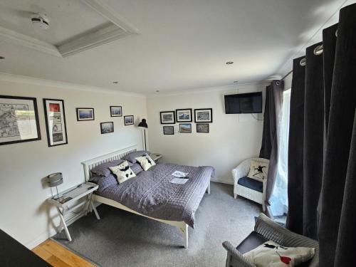 Hanham Apartment | Modern immaculate studio with AC & parking, outside the CAZ