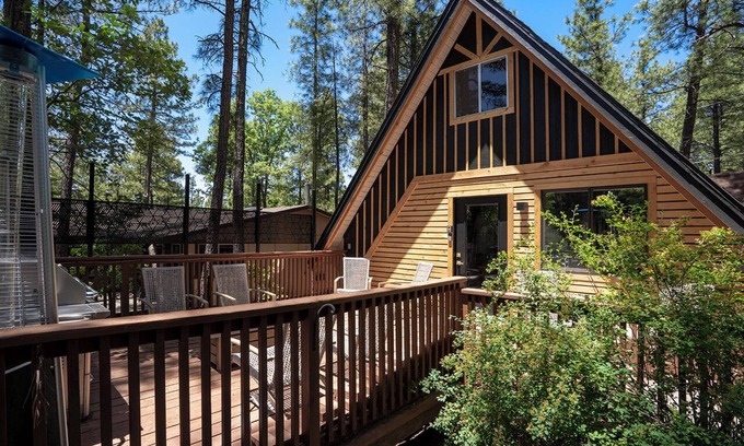 Munds Park Cabin | Modern in Munds - recently renovated A frame, pet friendly