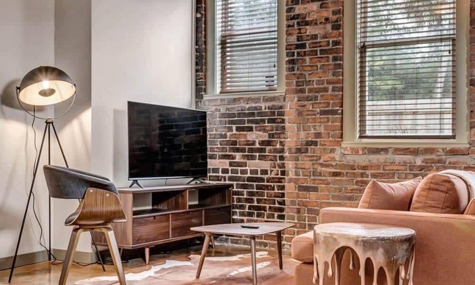 Springfield House | Modern-Industrial 2B Townhouse Close to DT!