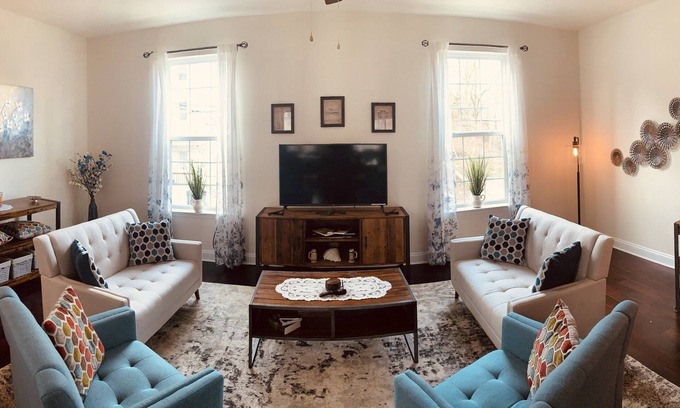 Phoenixville House | Modern Industrial, 12 min walk to Bridge St
