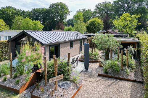 Epe House | Modern ingericht chalet op groen park op de Veluwe