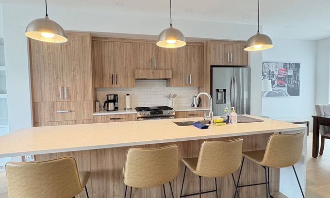 Parkhill-Stanley Park House | Modern Innercity 2BR House with AC/garage near Stampede/Saddledome/BMO/MNP