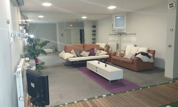 Ciudad Real House | Modern interior diaphanous apartment/suite with capacity for 6 people.