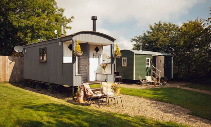 Nolton Apartment | Modern & Inviting Shepherd`s Hut Near Pembrokeshire Coast