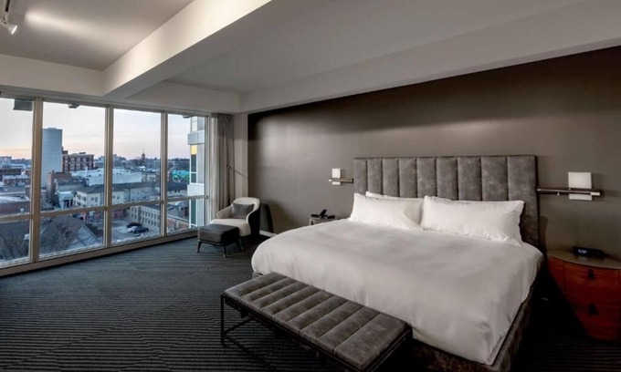 Iowa City Hotel | Modern Iowa City Suite – Steps to Campus, Cafes, Museums & Nightlife