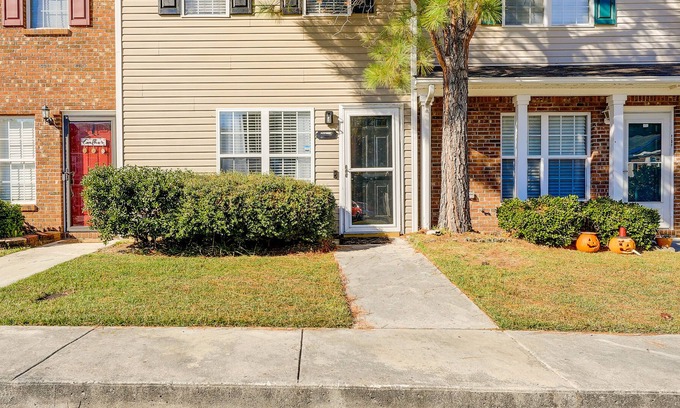 Jacksonville House | Modern Jacksonville Townhome: Patio, Pet Friendly!