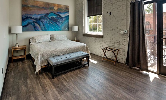 Hickory House | Modern King Room w/ Balcony in Historic Downtown!