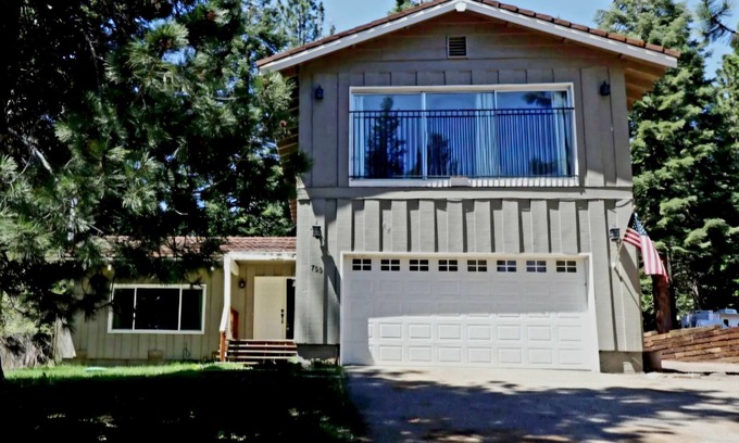 Lake Almanor Country Club House | Modern LACC house w/WiFi ~ big enough for the whole family!