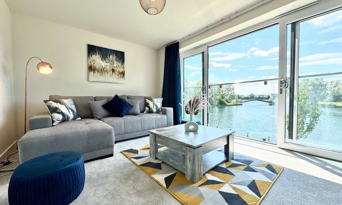Doncaster House | Modern Lake Front Home | Free Parking | Sleeps 8