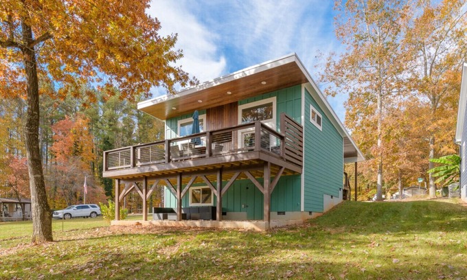 Southmont House | Modern Lake House High Rock Lake
