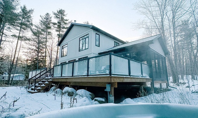 Lanark Highlands House | Modern Lake House on White Lake