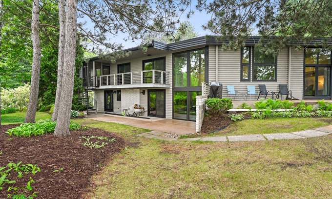 Stevens Point House | Modern Lake House w/Hot Tub, Game Room & Relaxing Views