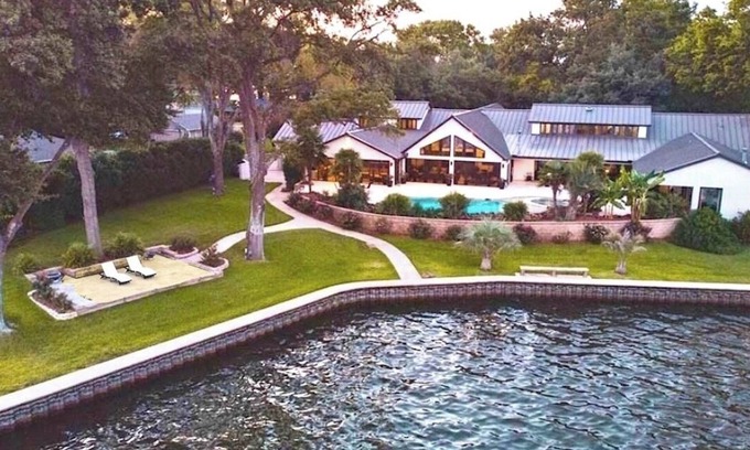 Leisure Land House | Modern Lake Mansion - CasaPalmaTX