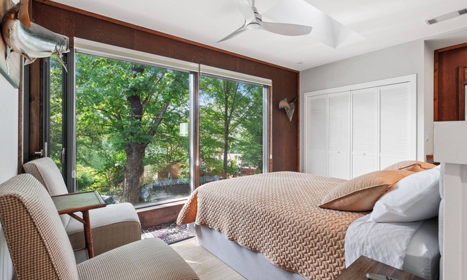 Gainesville House | Modern & Lakefront Haven in Gainesville ~Luxury Queen Bed Studio