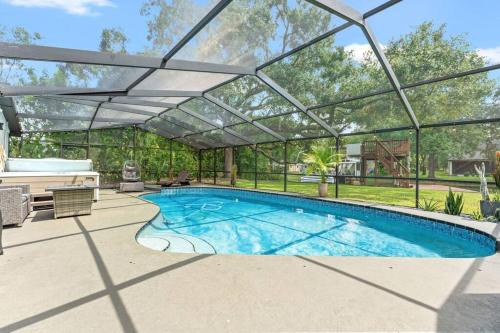 Lutz Villa | Modern Lakefront Pool Home