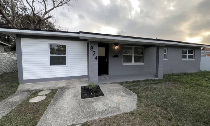 Lakeland House | Modern Lakeland Retreat Longterm