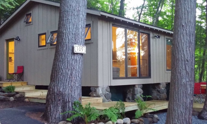 Bolton Landing Cabin | Modern Lakeside Cabin - 2 Kayaks, 2 SUPS, perfect lake stay