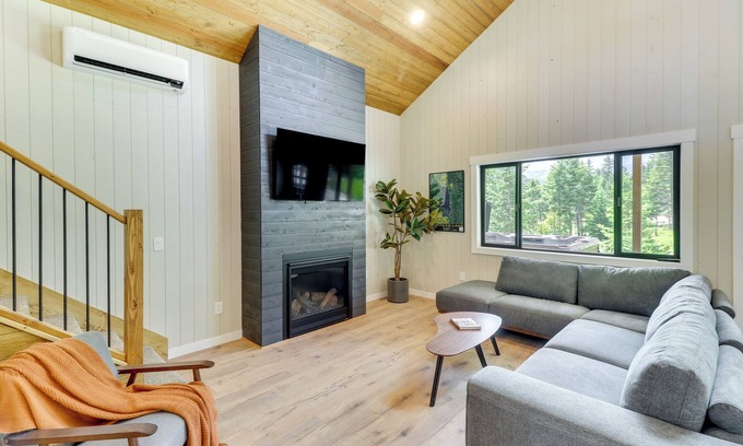 Lakeside Cabin | Modern Lakeside Cabin w/Mountain Views & Hot Tub!