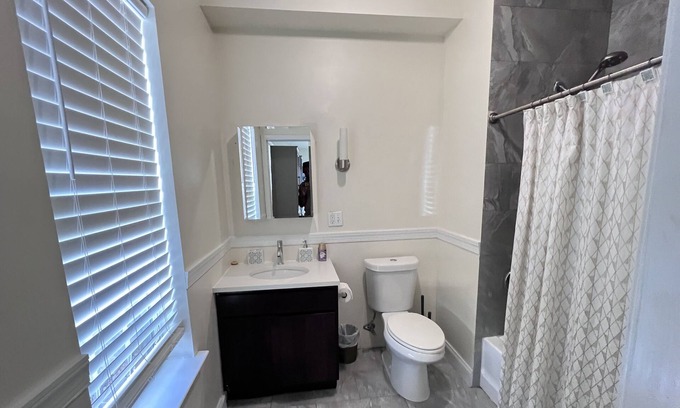 East Orange Apartment | MODERN large apartment w/ 2 FREE PRKNG spots
