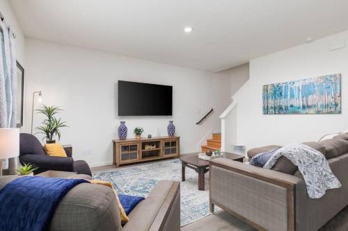 Edgecliff Village House | Modern Large Home with large yard near TCU & Stockyard