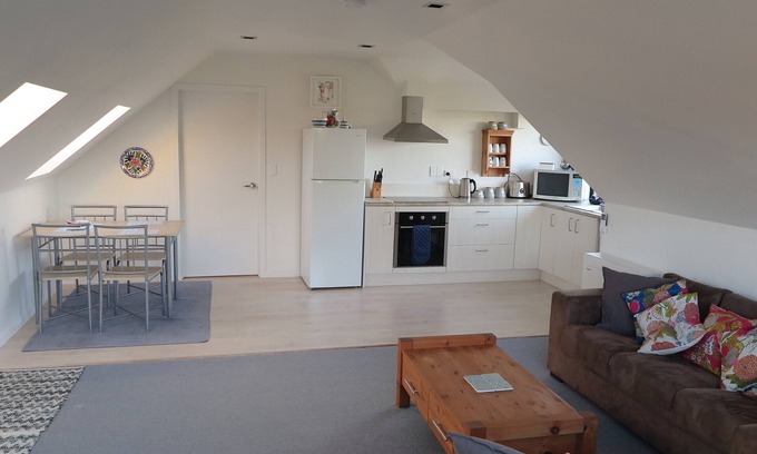 Tawharanui Cottage | Modern, light, convenient, fully fitted space with sea views and spacious garden