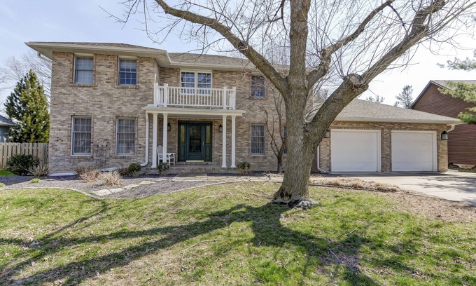 Springfield House | Modern Like New LUXURY 3,200 SQ FT Home In An Awesome Location! Sleeps 12!