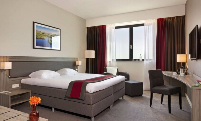 Zestienhoven House | Modern Living Spaces Designed for Comfort and Convenience! Airport Access!
