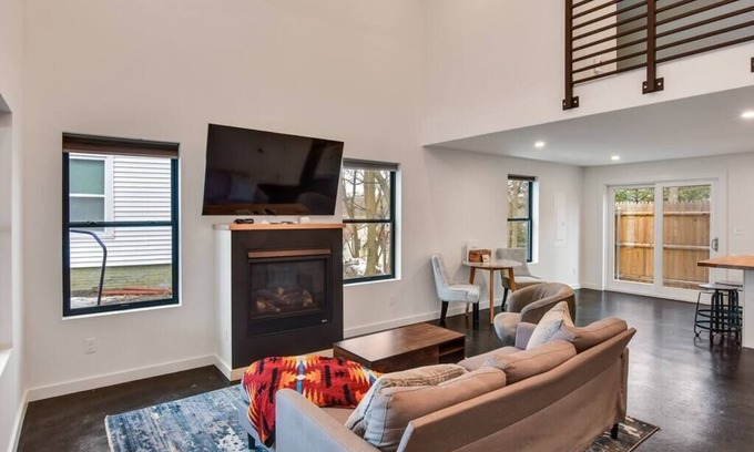 Augusta Apartment | Modern Loft Apartment
