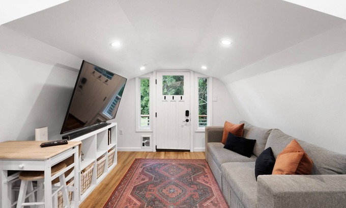 Oregon City Apartment | Modern Loft Guest House | Near Oregon City