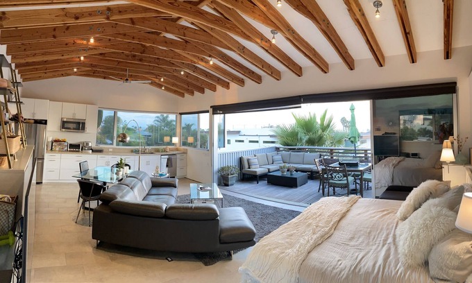 La Jolla Mesa House | Modern Loft Style Living in North Pacific Beach close to Ocean