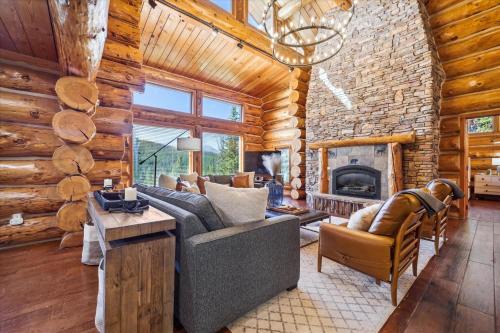 Baldy Mountain House | Modern Log Cabin Home