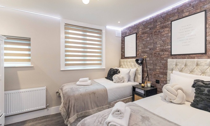 New Cross Apartment | Modern London 3-Bedroom Flat with Hot Tub