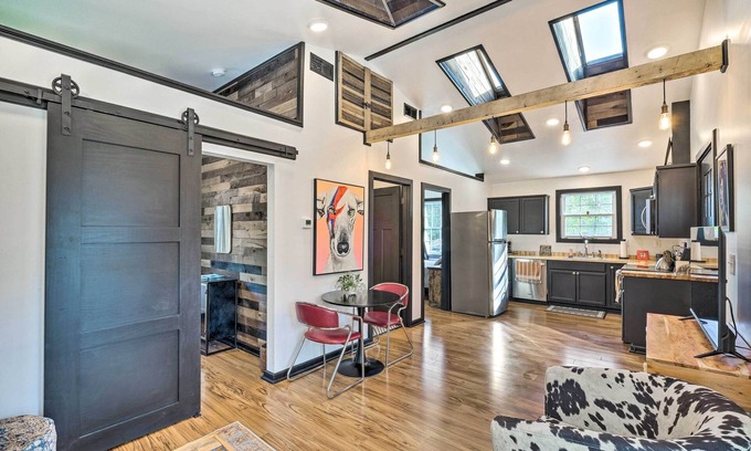Cherokee Triangle Apartment | Modern Louisville Apartment w/Furnished Deck