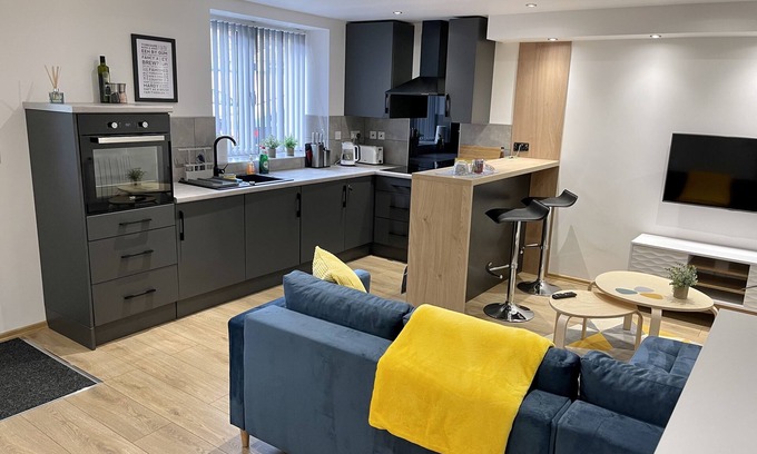 Birstall Apartment | Modern lux apt newly decorated with free car park