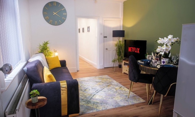 Fenham Apartment | Modern Luxe Escape - Newcastle Upon Tyne, Free Parking