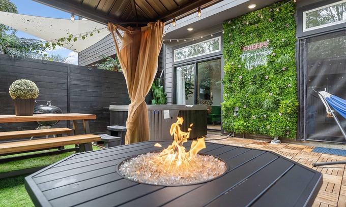 Northside House | ☆Modern Luxe Downtown Home w backyard oasis☆ HotTub Gazebo 2021sq.ft Sleeps 12