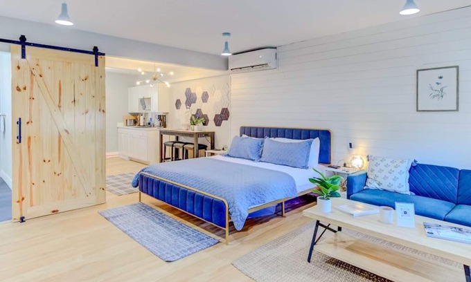 Downtown Memphis Apartment | Modern Luxe King Suite Loft + Free Parking & Wifi